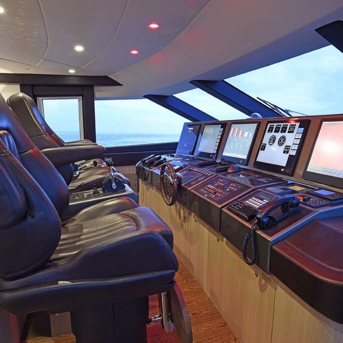 charter-luxury-motor-yacht-silver-mama-02